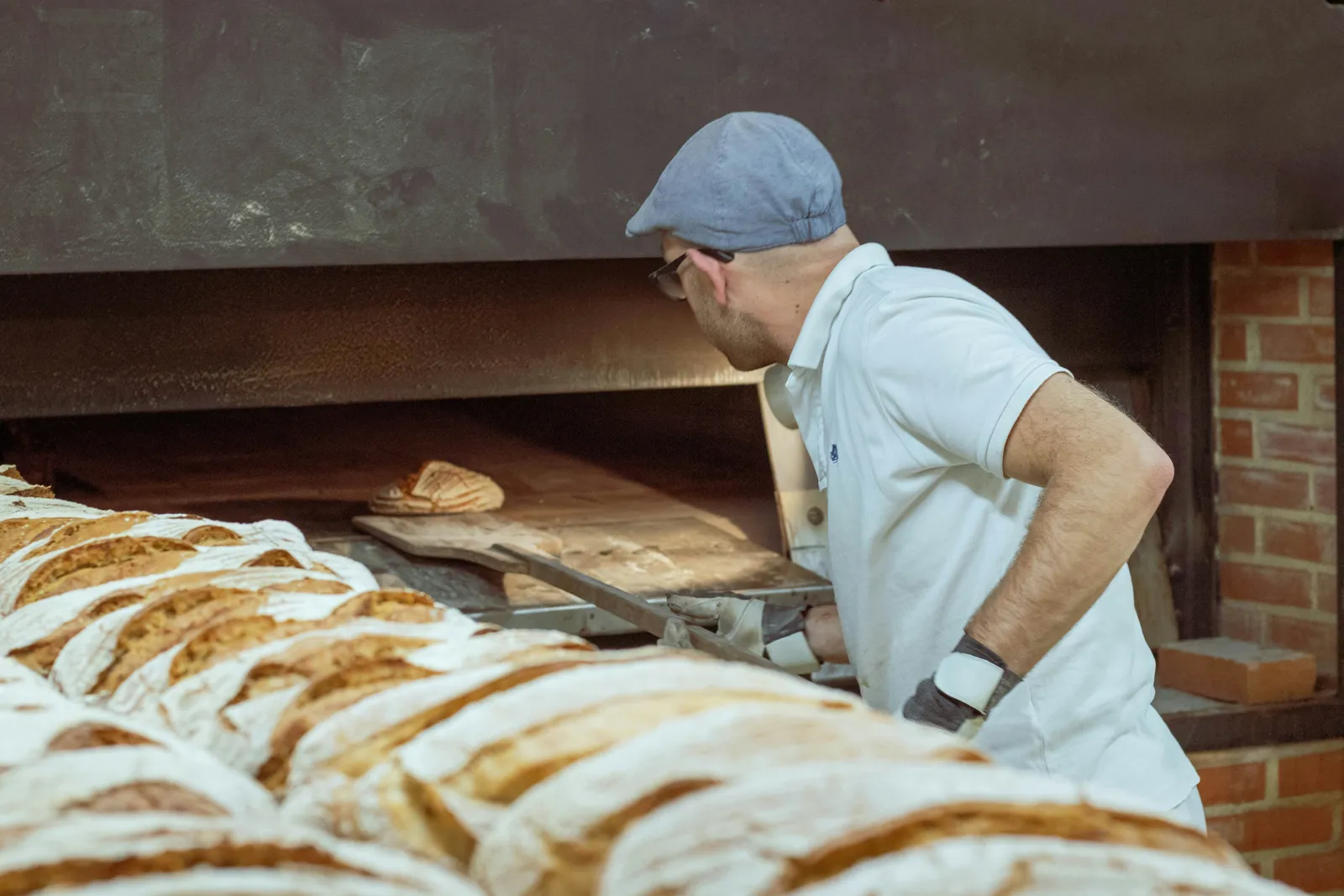 Bakker schuift brood in de oven